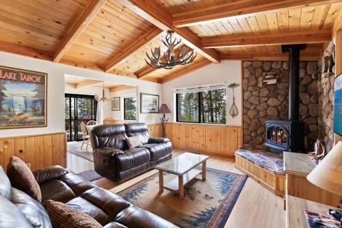 Cozy 3BDR 1 Minute to the Beach in Tahoe Vista, United States
