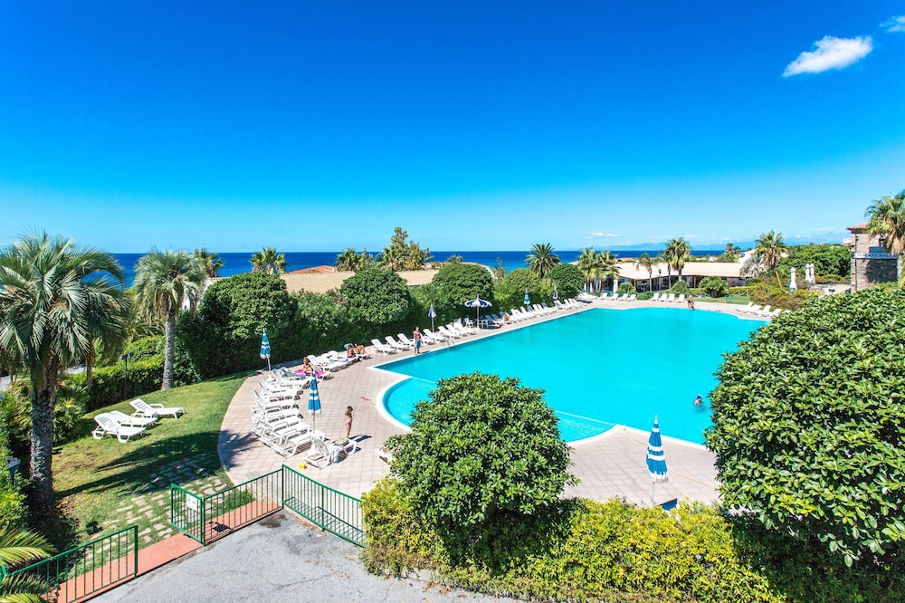 Hotel Club Residence Martinica — 4-Star Luxury Hotel in Bonifati, Italy