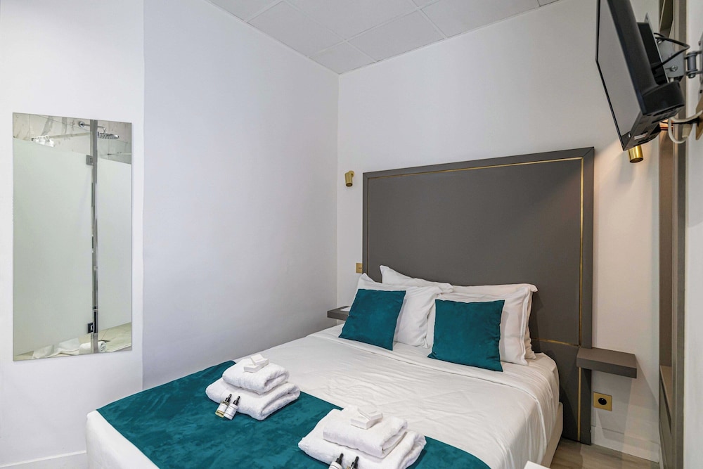 Hotel Avaton Deluxe Bedroom Balcony Cannes Palais