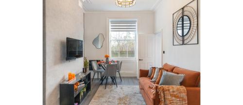 Simplicity meets Warmth: 1 Bed Delight — 4-Star Luxury Hotel in London, United Kingdom