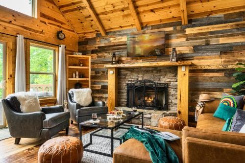 Mountainside New Luxury Cabin Fire Table Hot Tub 3 Pools PS5 Bears — 4-Star Luxury Hotel in Gatlinburg, United States