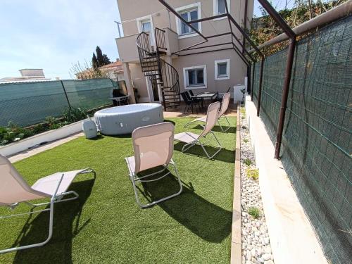 Apartman L&V sa dvorištem i hidromasažnim bazenom — 4-Star Luxury Hotel in Galizana, Croatia