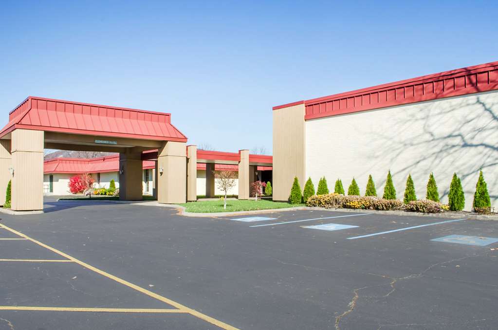 Quality Inn & Suites - carbon neutral hotel in Burnham