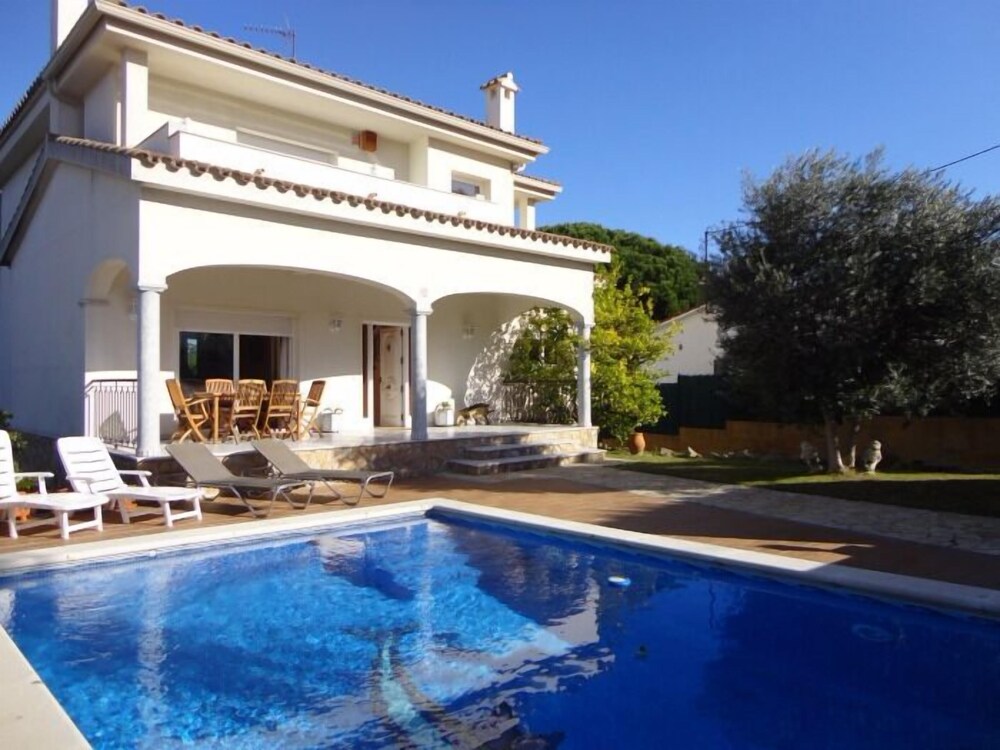 Villa joncs — 4-Star Luxury Hotel in Santa Cristina D'aro, Spain