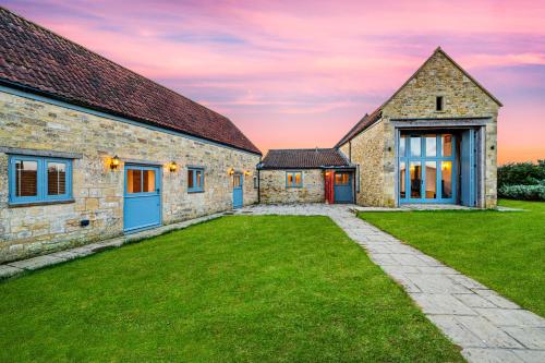 Knoll View Ranch Group Hot Tub — 4-Star Luxury Hotel in Shepton Mallet, United Kingdom