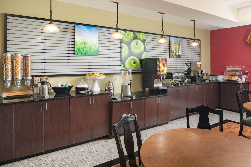 La Quinta Inn & Suites by Wyndham Atlanta Union City - photo 51
