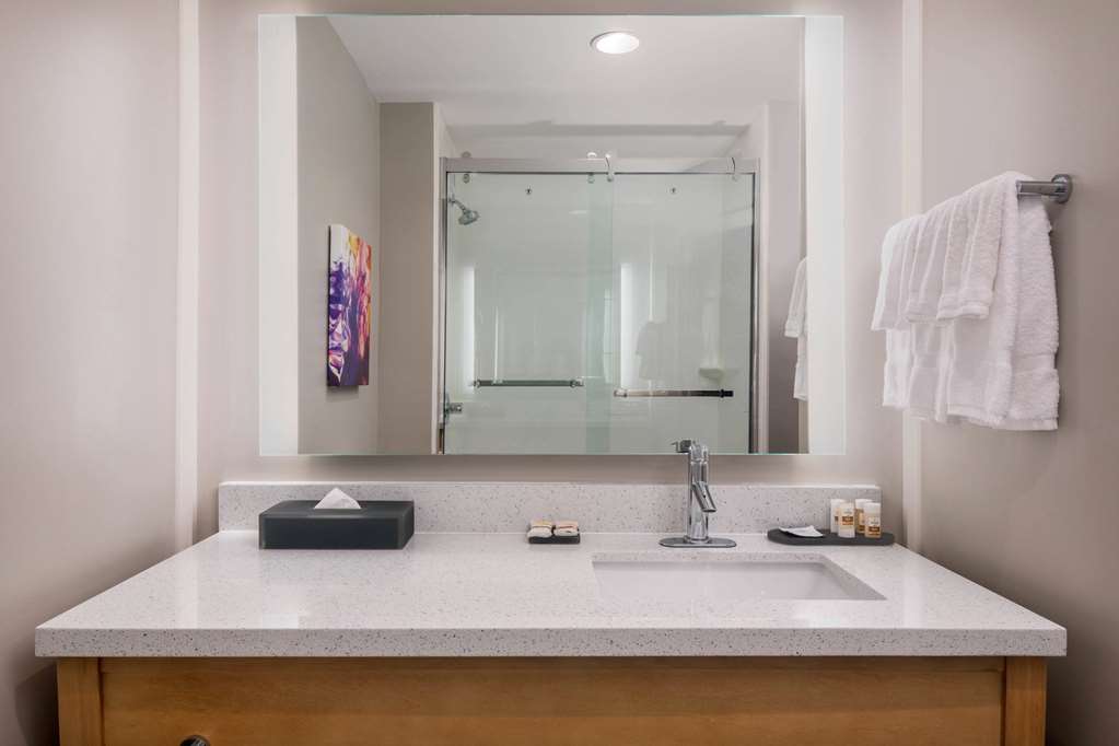La Quinta Inn & Suites by Wyndham Greensboro Arpt High Point - photo 25
