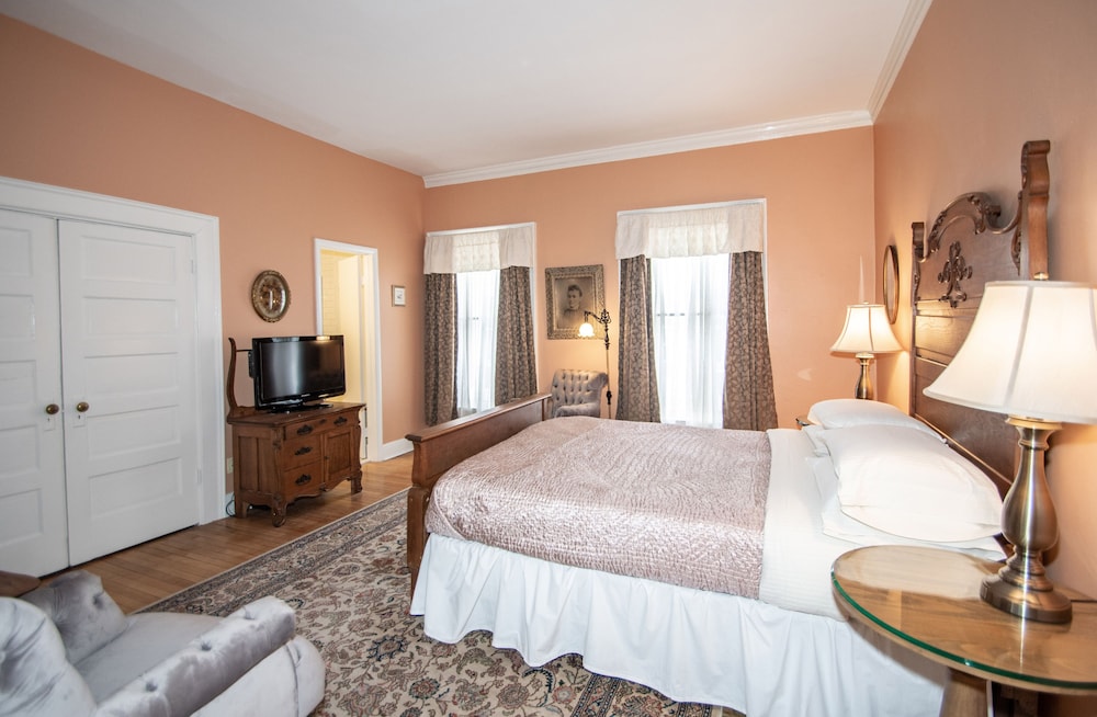 Looking Glass Inn - photo 12