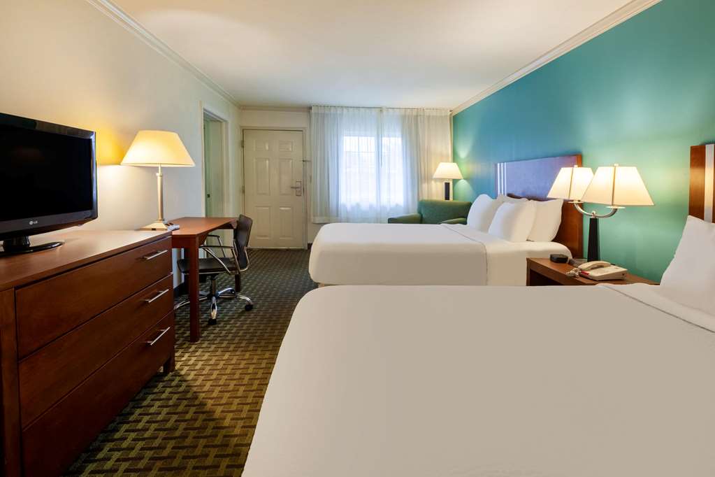 Days Inn by Wyndham Austintown - photo 28