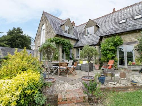 Spacious rural Cotswolds family home with mod cons — 4-Star Luxury Hotel in Cheltenham, United Kingdom