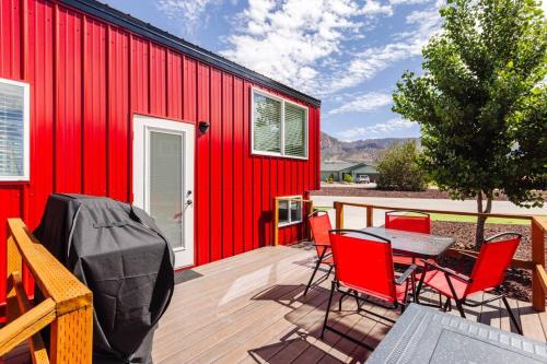 Tiny Home paradise with hottub — 4-Star Luxury Hotel in Apple Valley, United States