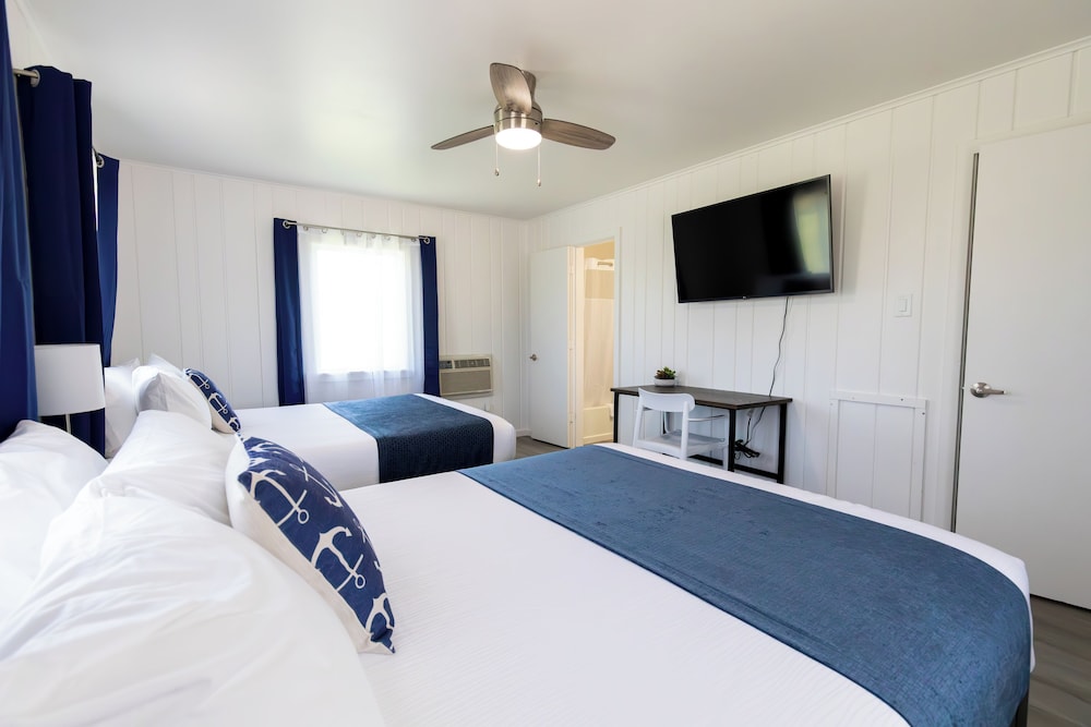 Anchor Bay Inn and Suites - photo 3