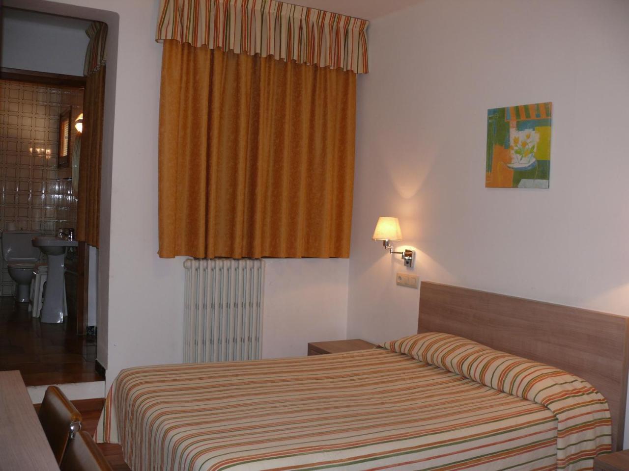 Hostal Restaurant Muntanya 4952082 — Artesa De Segre