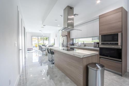 Modern 4 Bedroom Townhouse with Pool — 4-Star Luxury Hotel in Miami, United States