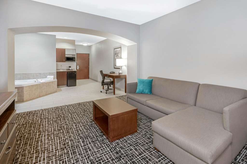 La Quinta Inn & Suites by Wyndham Oklahoma City Yukon - photo 24