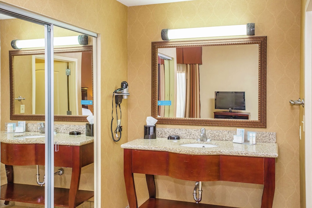 Hampton Inn & Suites Sevierville @ Stadium Drive - photo 9