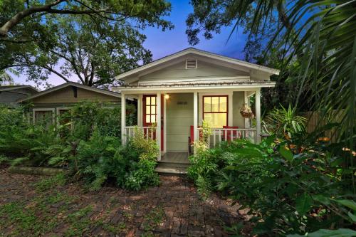Charming 1923 Cottage at Erehwon Retreat — 4-Star Luxury Hotel in Tampa, United States