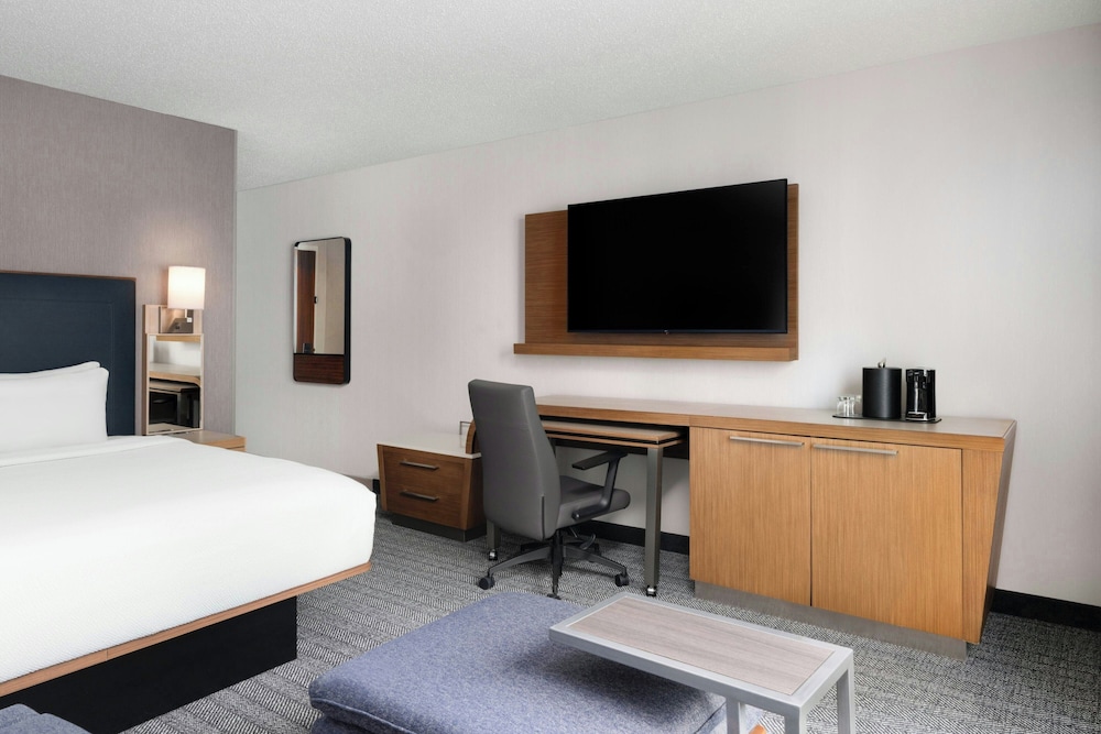 Courtyard by Marriott Charlotte City Center - photo 18