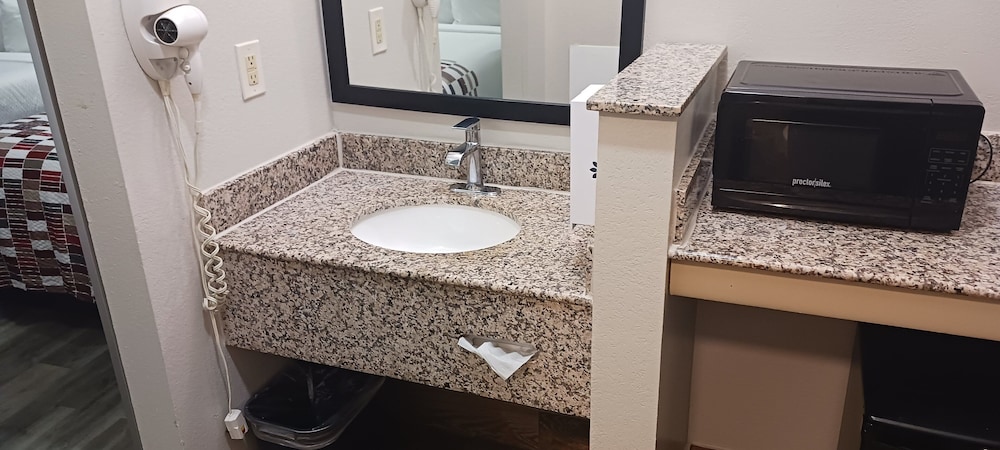 Americas Best Value Inn And Suites Clinton Jackson - photo 15