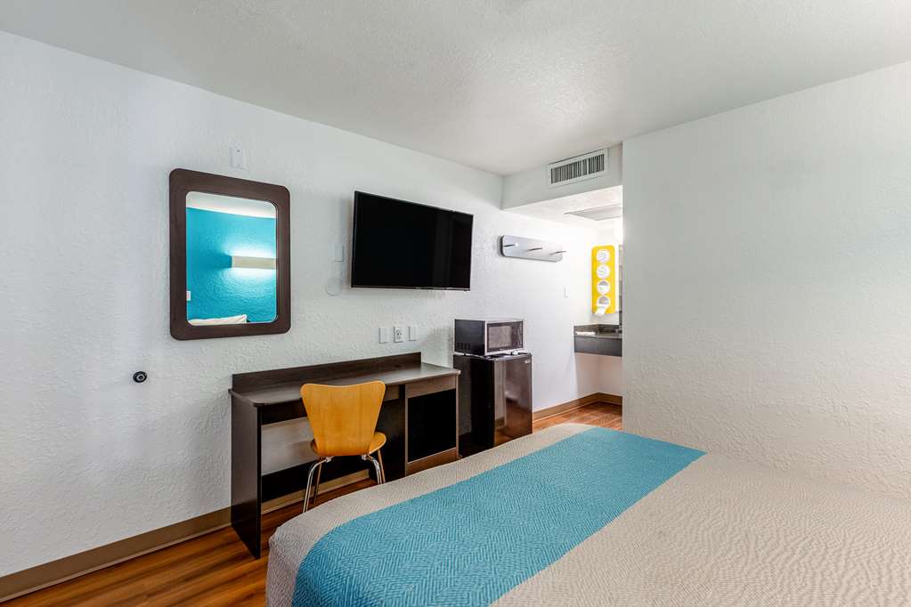 Motel 6 Valdosta GA University - photo 17