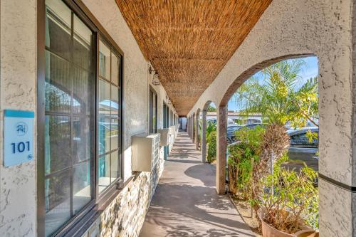 Royal Hawaiian Inn Mid City Los Angeles - photo 8