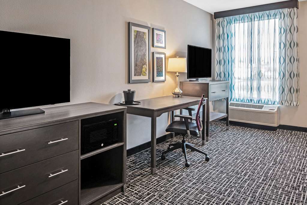 La Quinta Inn & Suites by Wyndham McAllen La Plaza Mall - photo 16