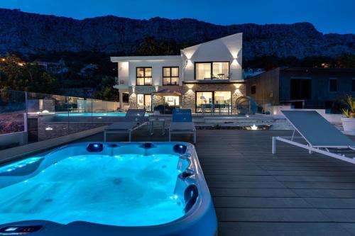 Seaview Villa Nautique a 3 bedroom villa with a 32 sqm heated private pool and a Whirlpool — 4-Star Luxury Hotel in Jesenice, Croatia
