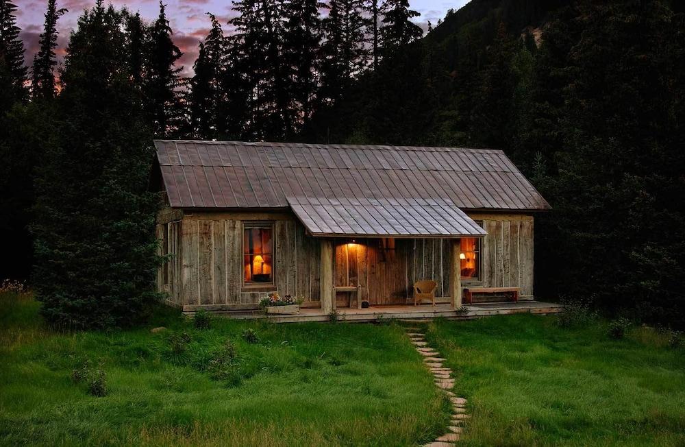 Dunton River Camp — 5-Star Luxury Hotel in Arlington Heights, United States