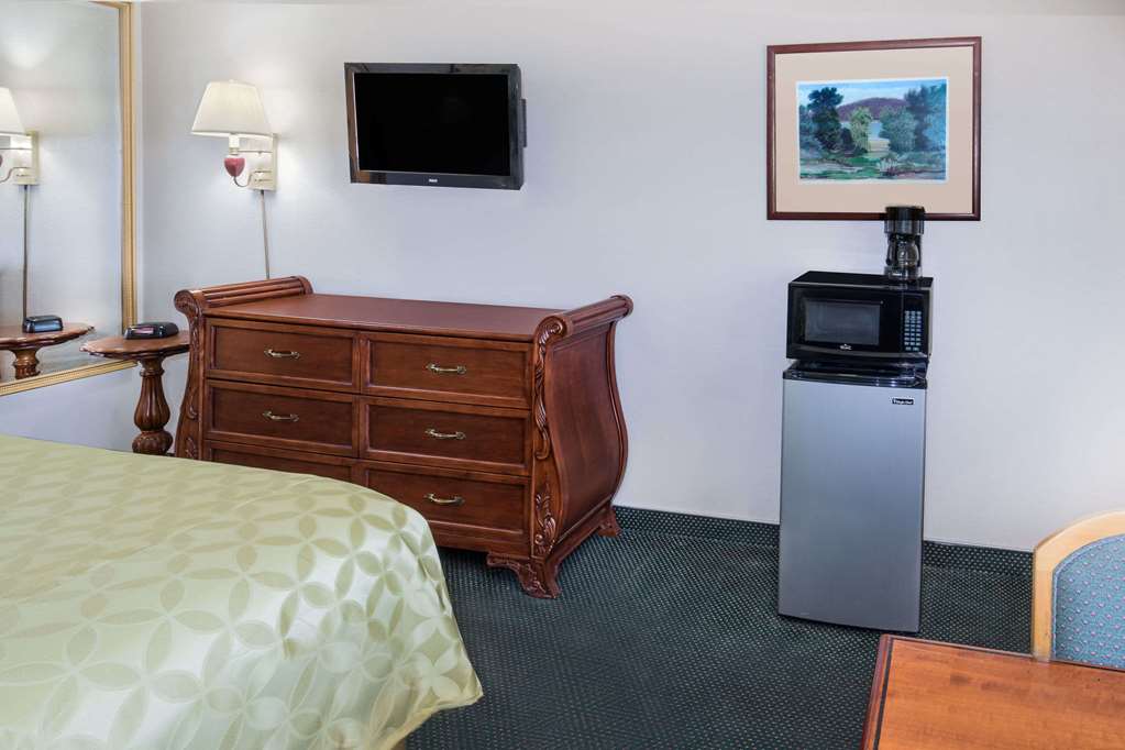 Days Inn by Wyndham Ontario Airport - photo 16