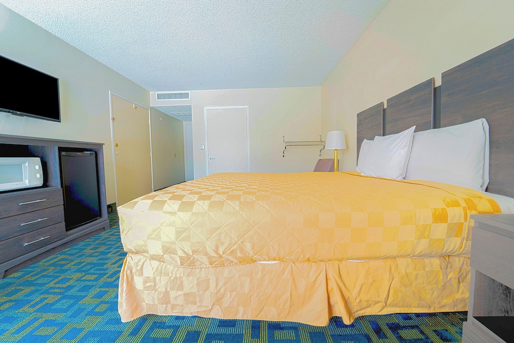 Royal Plaza Inn Indio - photo 29