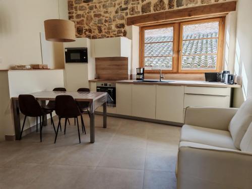 Gîte Mandaline avec jacuzzi intérieur — hotel in Saint-Georges-De-Luzencon