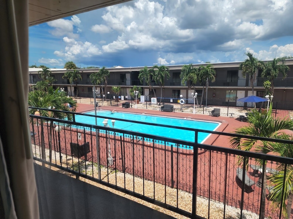 Super 8 by Wyndham St. Petersburg - photo 9