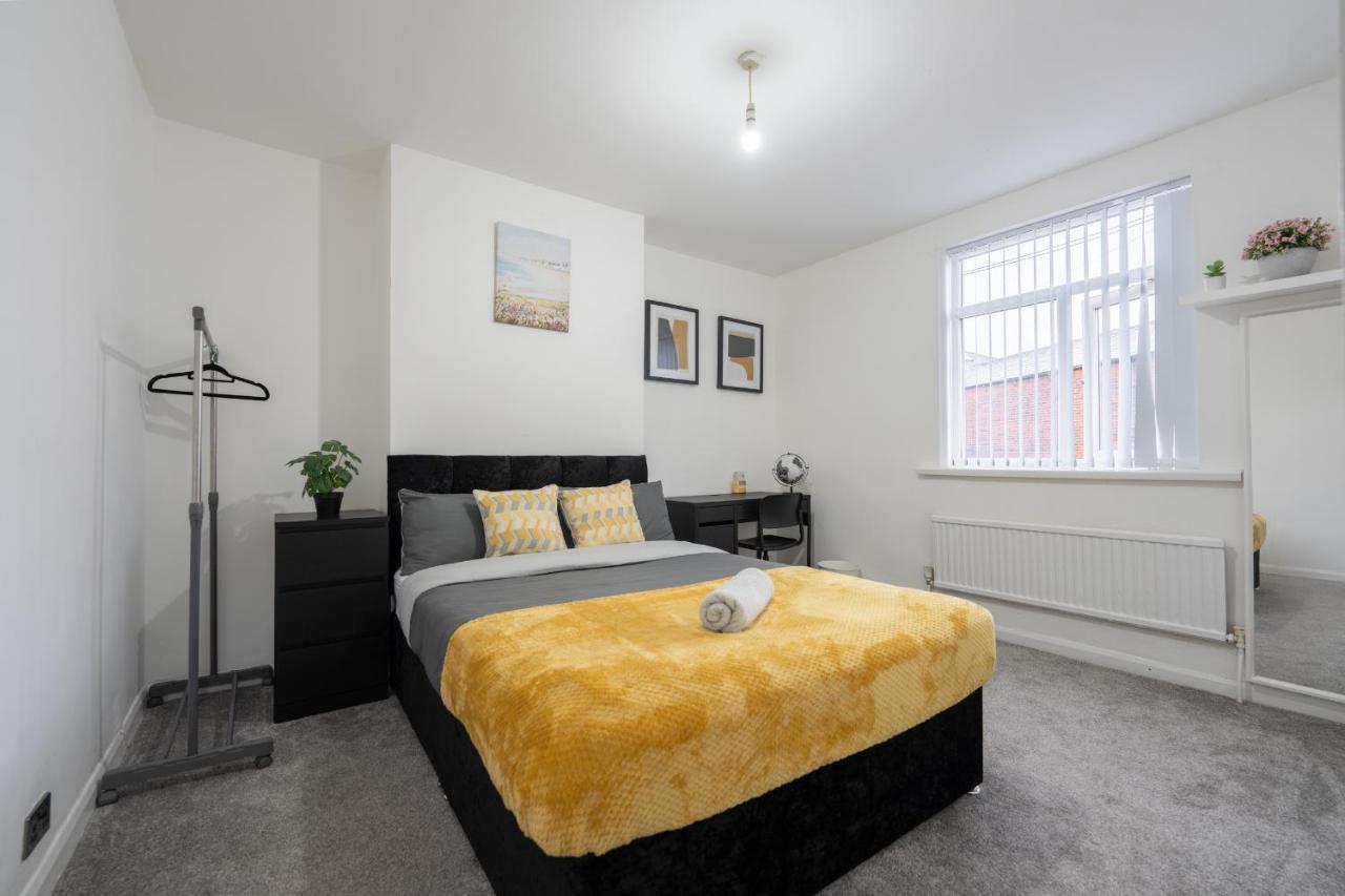 Spacious 5 Bedroom House 20715764 — Rochdale