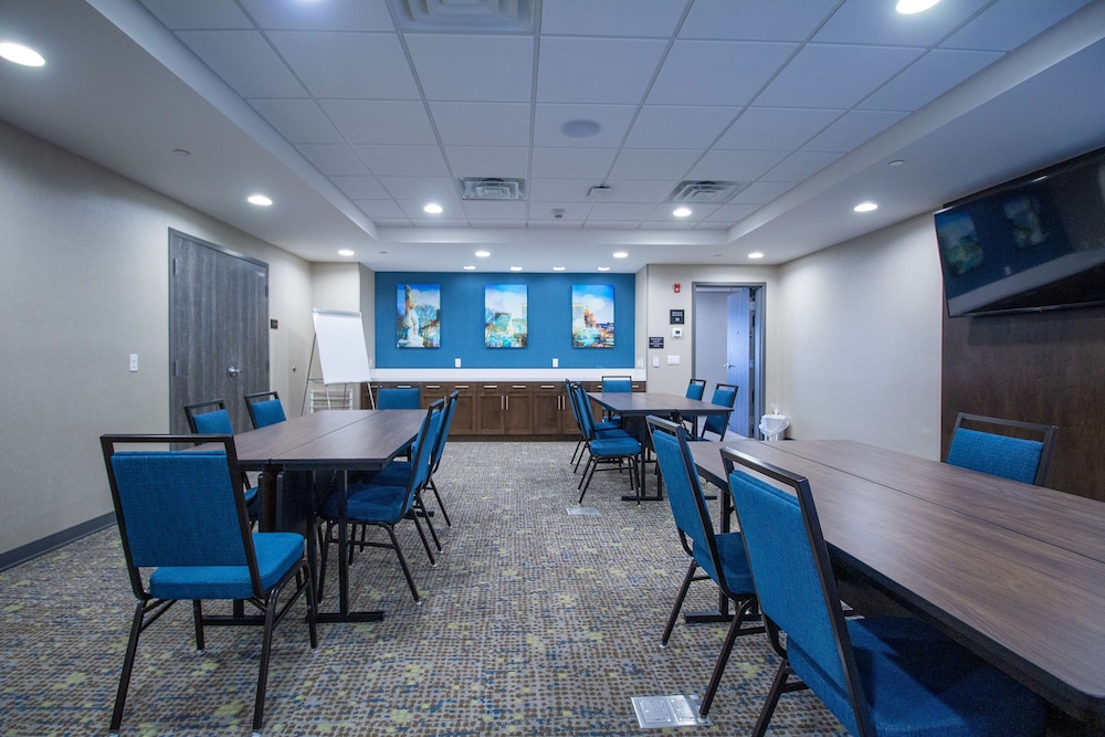 Hampton Inn & Suites North Attleboro - photo 33