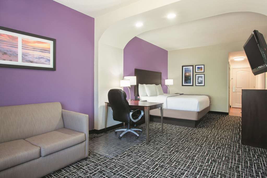 La Quinta Inn & Suites by Wyndham Fort Walton Beach - photo 12