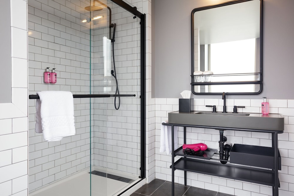 Moxy Richmond Downtown - photo 24