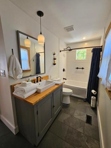 Hot Tub 3 Kings Close To Everything in Bloomington, United States