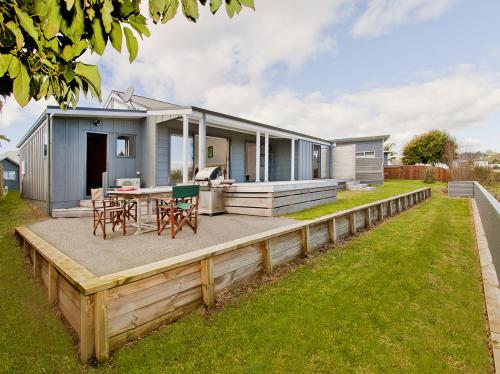Sea Breeze Whangamata Holiday Home — 4-Star Luxury Hotel in Whangamata, New Zealand
