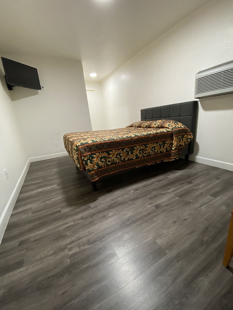 Lucky Cuss Motel - photo 12