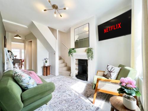 Charming Central Windsor 2 Bed Cottage Free Residents Parking and Private Garden Legoland Ascot Windsor Castle Thorpe Park Heathrow Airport — 4-Star Luxury Hotel in Windsor, United Kingdom