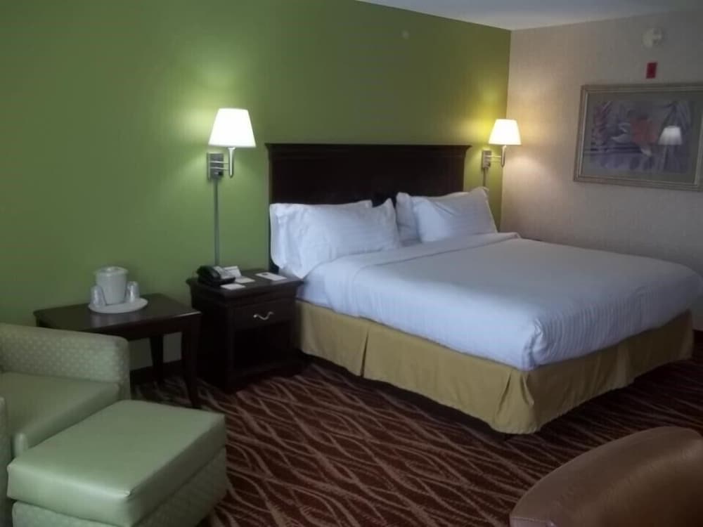 Baymont Inn and Suites Findlay - photo 2