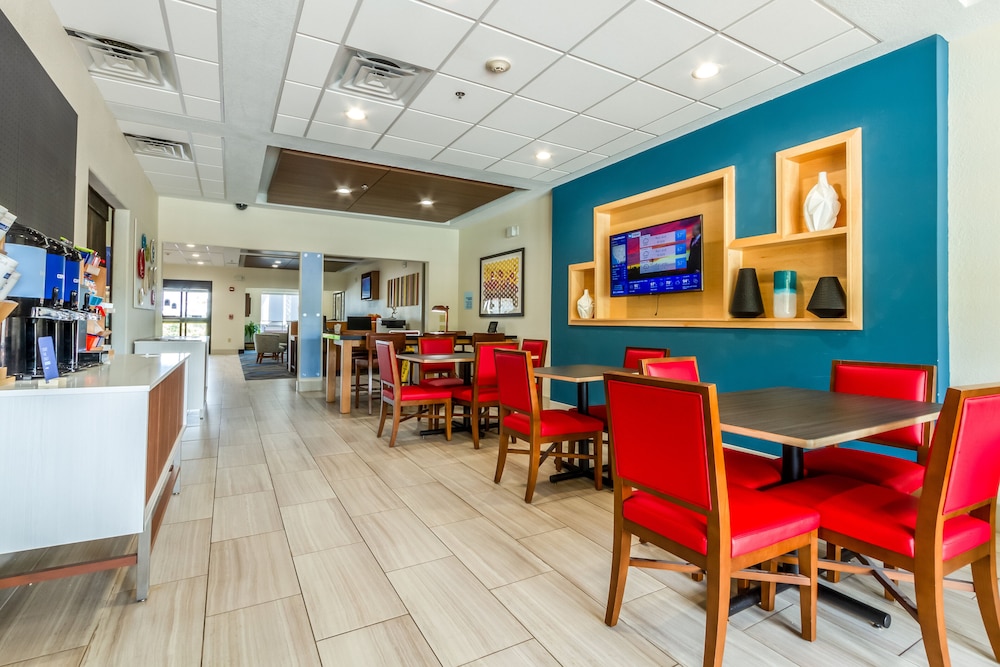 Holiday Inn Express & Suites Hearne by IHG - photo 18