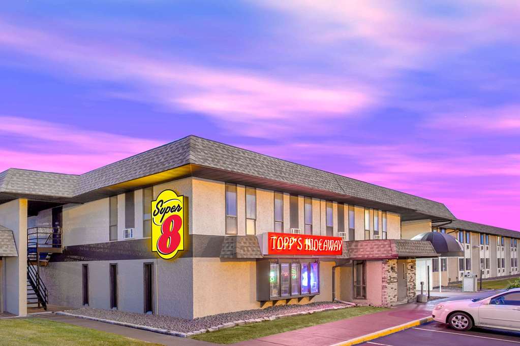Super 8 by Wyndham Windsor Madison North - featured photo