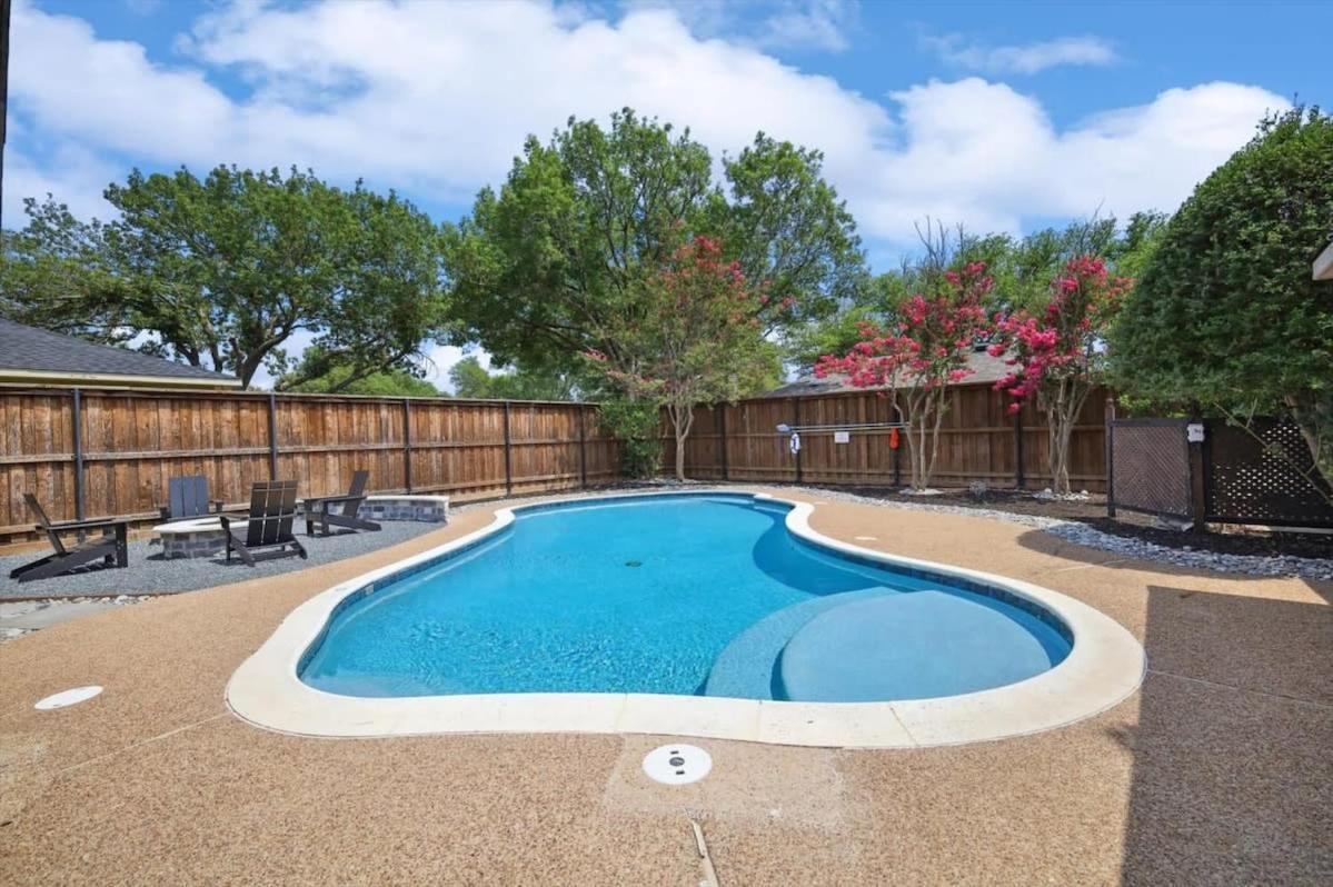 Allen Abode 4 Bedrm Pool Fire Pit Charm - carbon neutral hotel in Allen