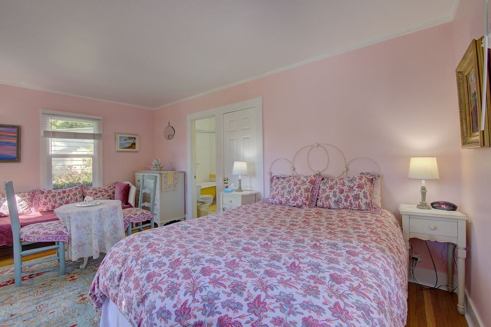 Secret Garden Inn and Cottages - photo 41