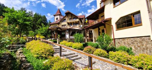 Complex Hyzhky - carbon neutral hotel in Yaremche