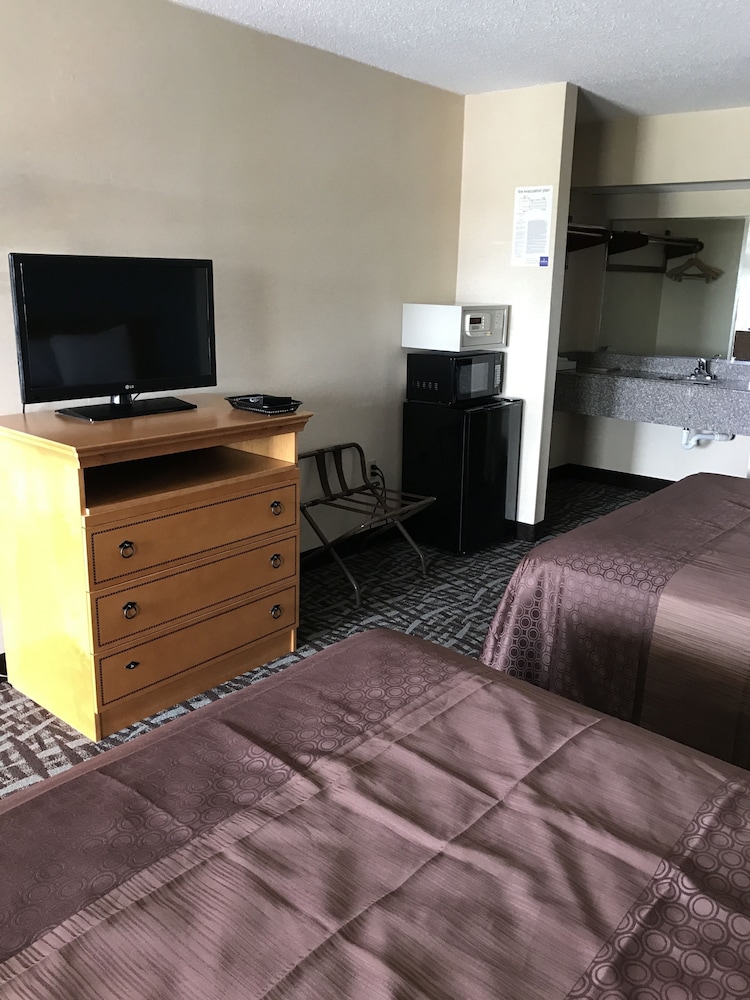Carolina Inn & Suites of Lake Norman - photo 11