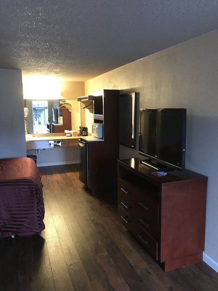 Smokey Point Motor Inn - photo 10
