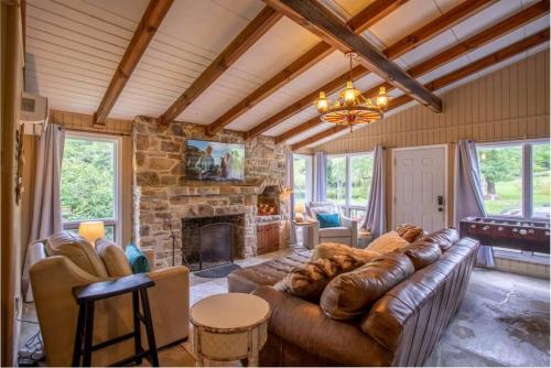 The Farmhouse at Doe Creek — 4-Star Luxury Hotel in Blowing Rock, United States