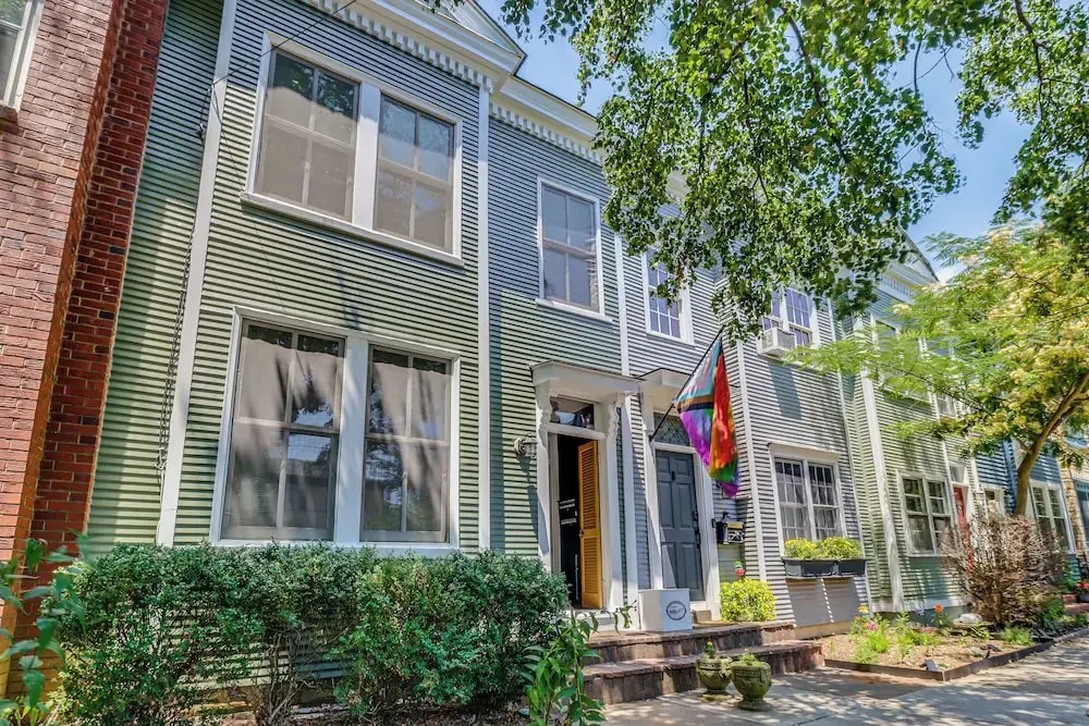 Walk to Old Town: Chic Alexandria Abode w Patio — 4-Star Luxury Hotel in Alexandria, United States